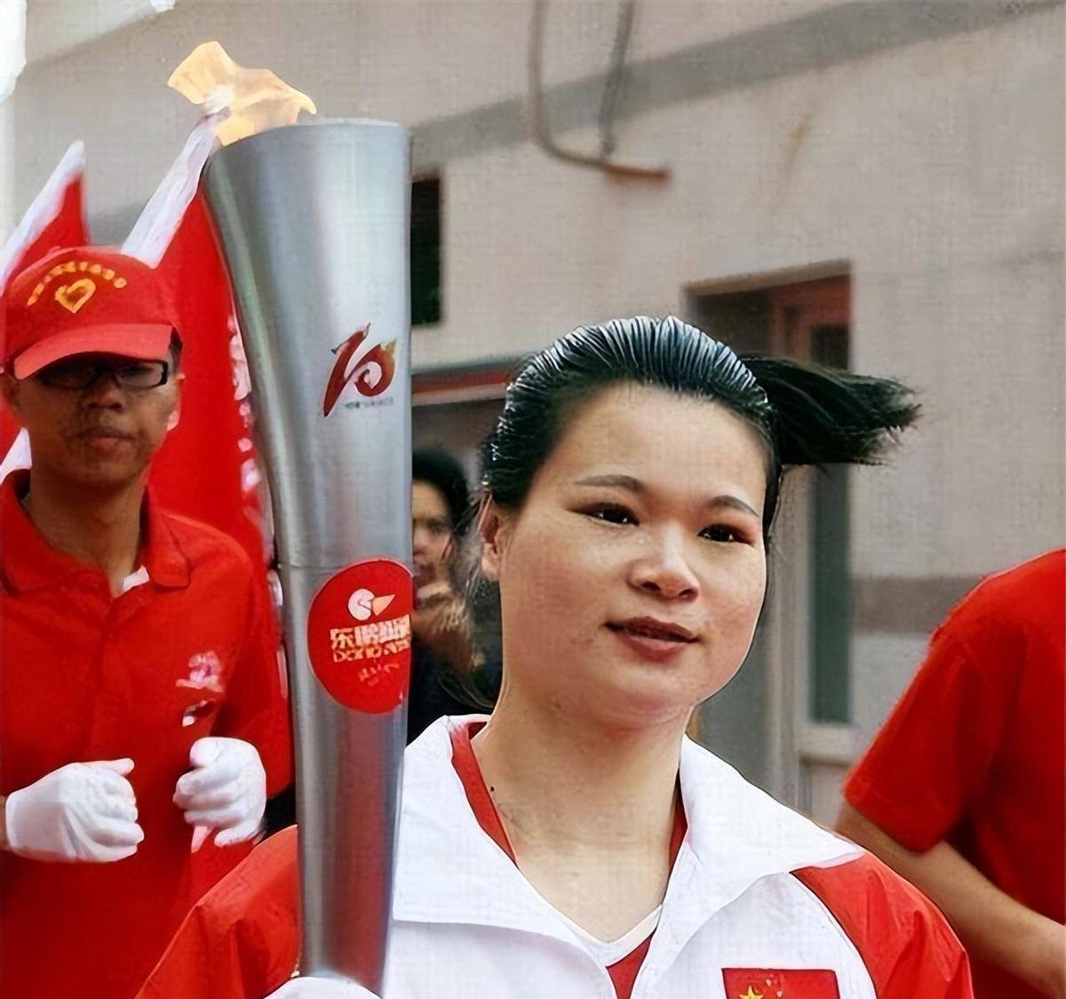 
2003年，奥运冠军陈晓敏，退役后却339万卖掉所有金牌，随后一转身，她带着家