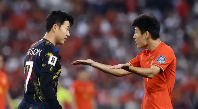 孙兴慜飘了。
2019年亚洲杯时，他和国足队长郑智握手时表现的很谦卑，看着郑智就