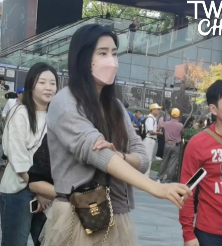 王祖贤引发热议！
王祖贤突然引发热议，只因为许久没有露面的她，竟然从加拿大回中国