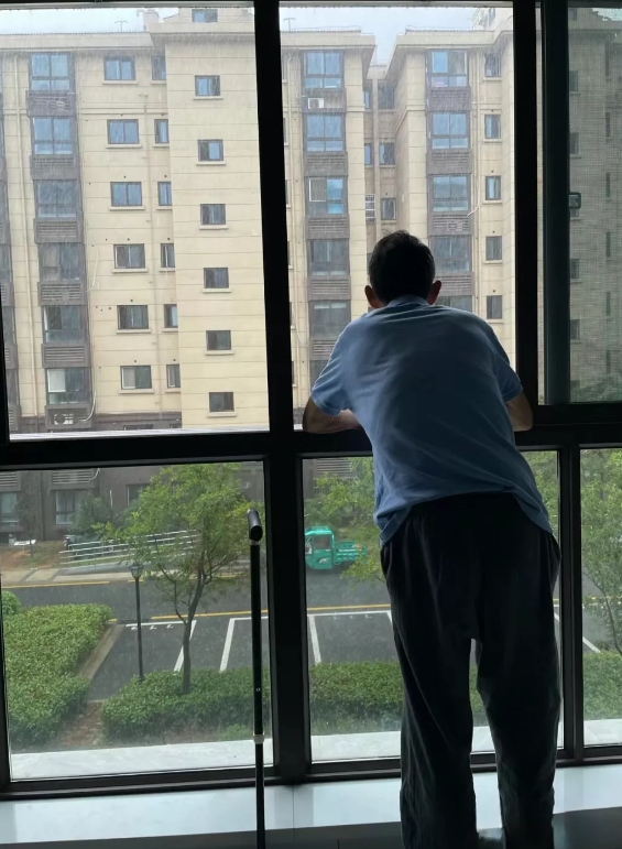 以前不理解爸爸
为什么他不能赚大钱
为什么一家人过得这么艰难
在别人穿名牌买奢侈