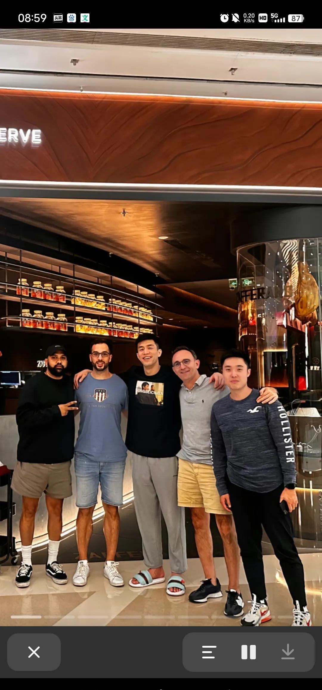 杨鸣下课离开，亚洲第一控卫郭艾伦不免有点小开心！之前几天还请了辽宁队现任的洋教练