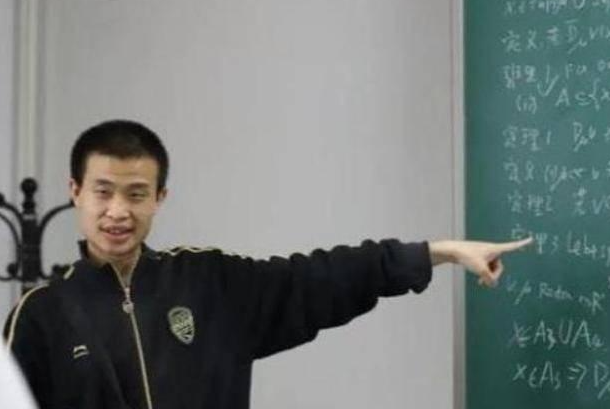 在北大，有一位年轻的杰出数学家“韦神”，北大历史上最年轻的正式教授。他曾在国际数