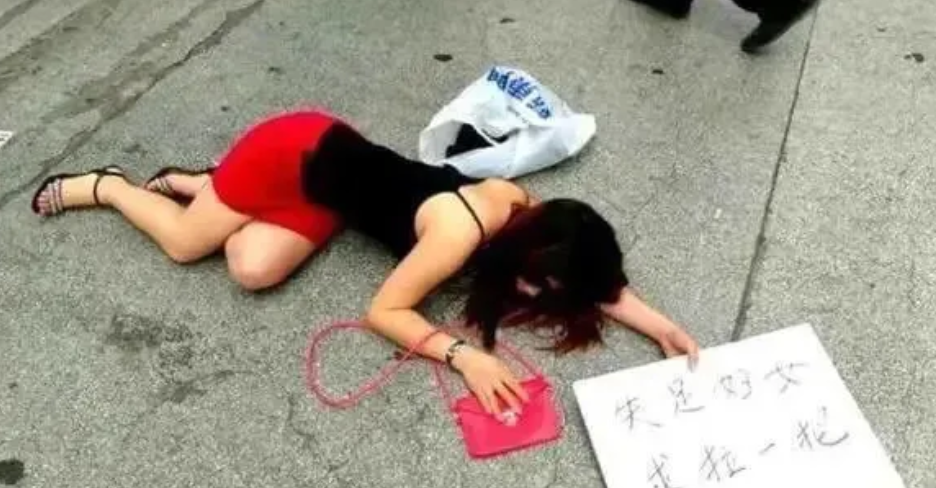 女子“晕倒”在大街上，看到她手中的牌子，竟无一人敢扶她，你敢扶她起来吗？