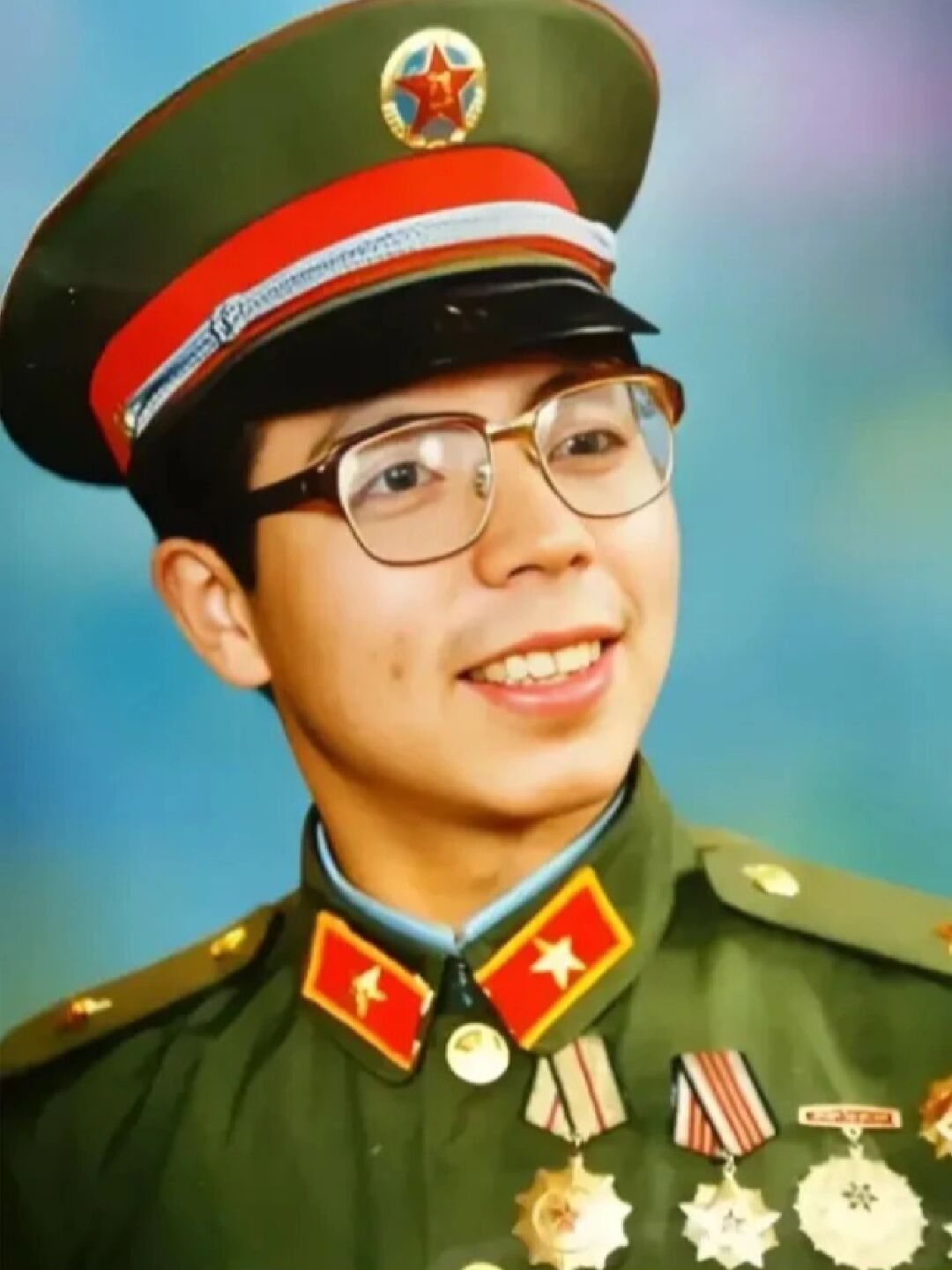 1984年，老山战役中，一战士摔落山崖和部队失去了联系，不料竟发现了敌人的指挥部