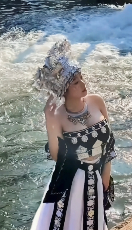 我就问句人家姑娘是什么族的？好家伙，评论区留言硬是整出了56民族的节奏，有说丰族