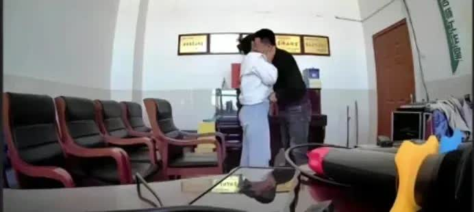 摄像头没关，可能是因为作者正在办公室写作而忘了。不能随意猜测，也许是作者的家里着