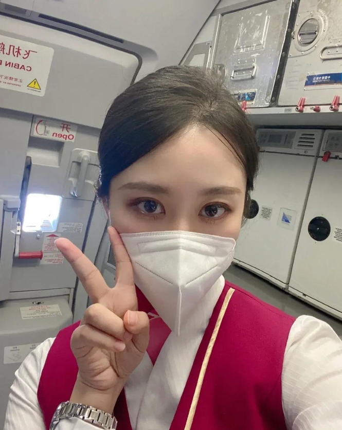 重庆空姐的工资： 基本工资：3500元 时薪：3260元 每晚价格：700元 五