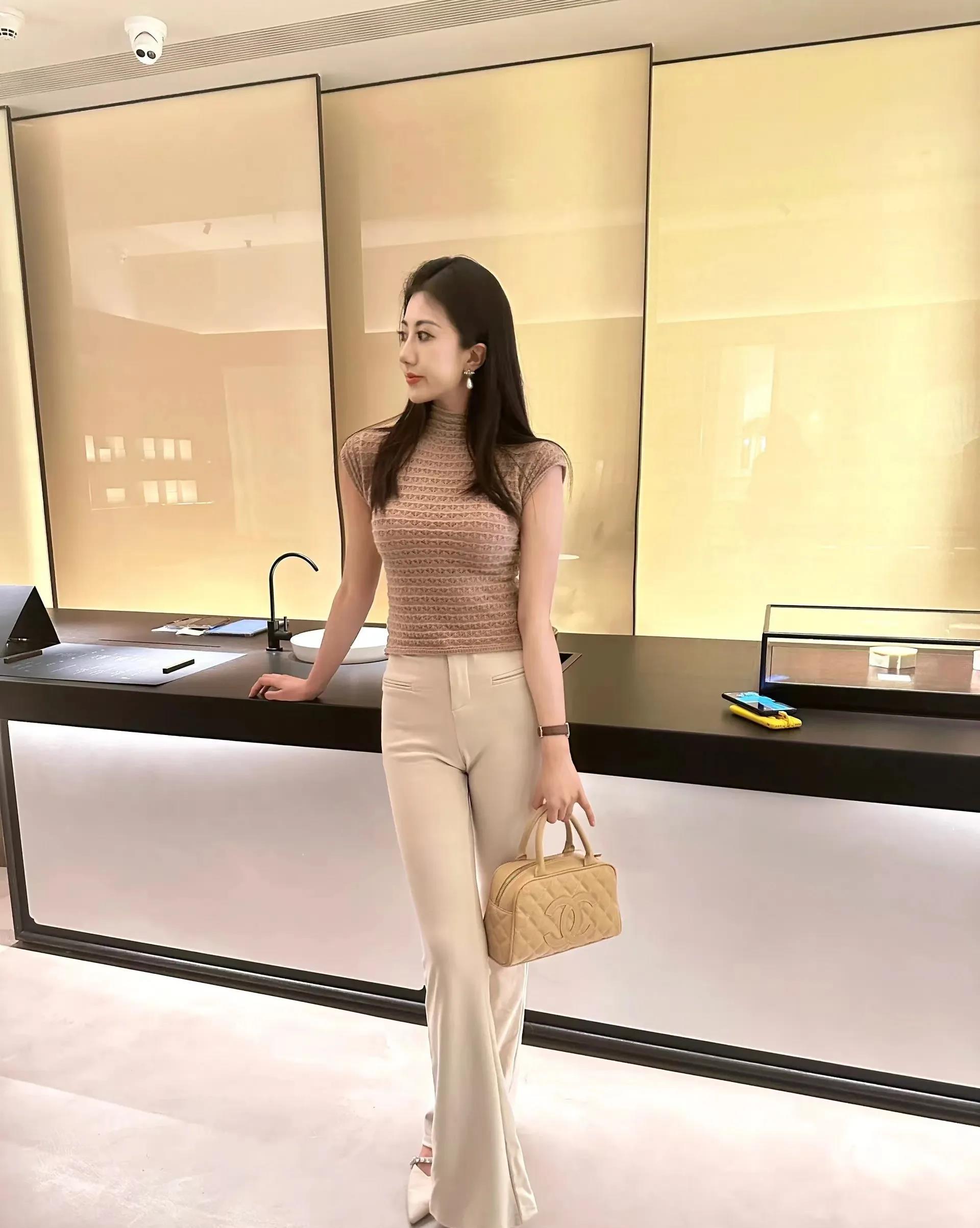 同事神秘兮兮地探问我：“这些年，你究竟存了多少钱？”我不清楚她意欲何为，担心她借