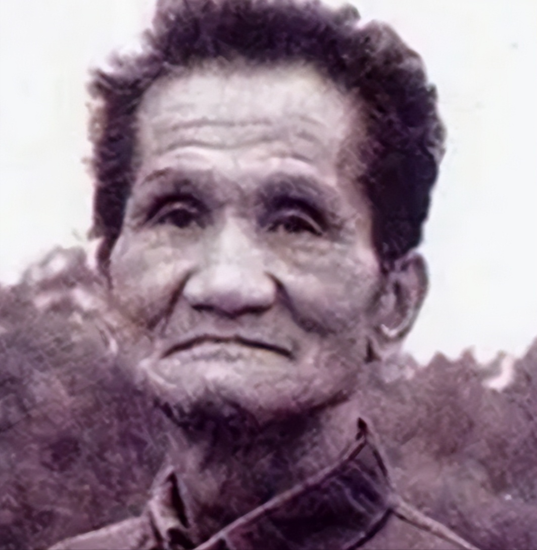 1947年冬，山东一户农家的女主人，将一些吃的递给门前的乞丐，乞丐没有接，开口的