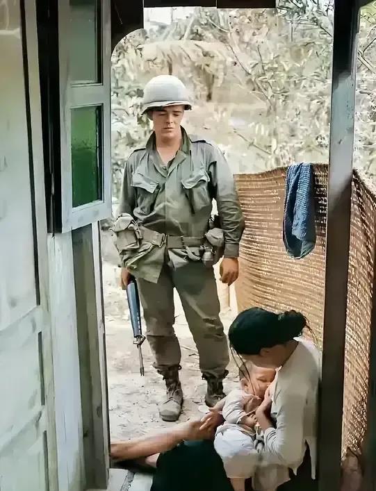 这是一张被永久镌刻在越战历史长卷中的著名照片，曾经引起美国社会的广泛关注。196