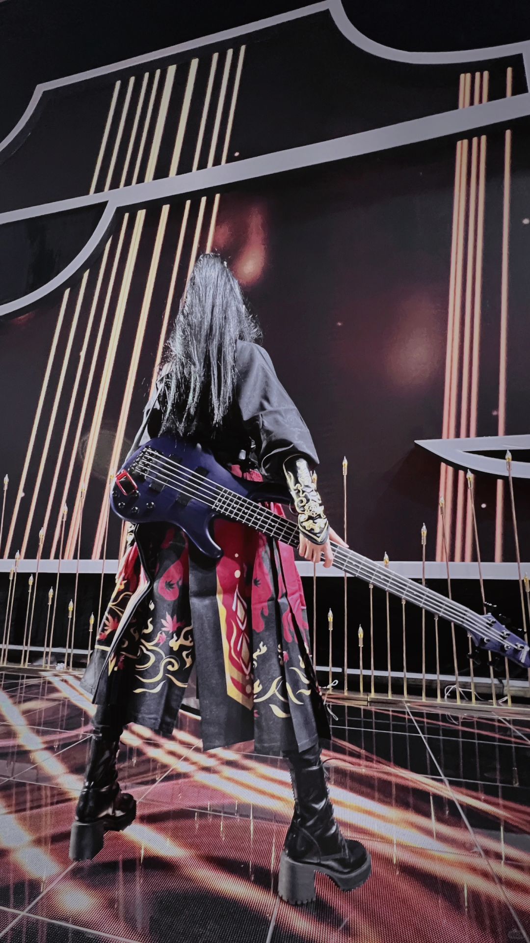 悄无声息参加了春晚的贝斯手
充分地发挥了贝斯手debuff 😅请在电视机前用放