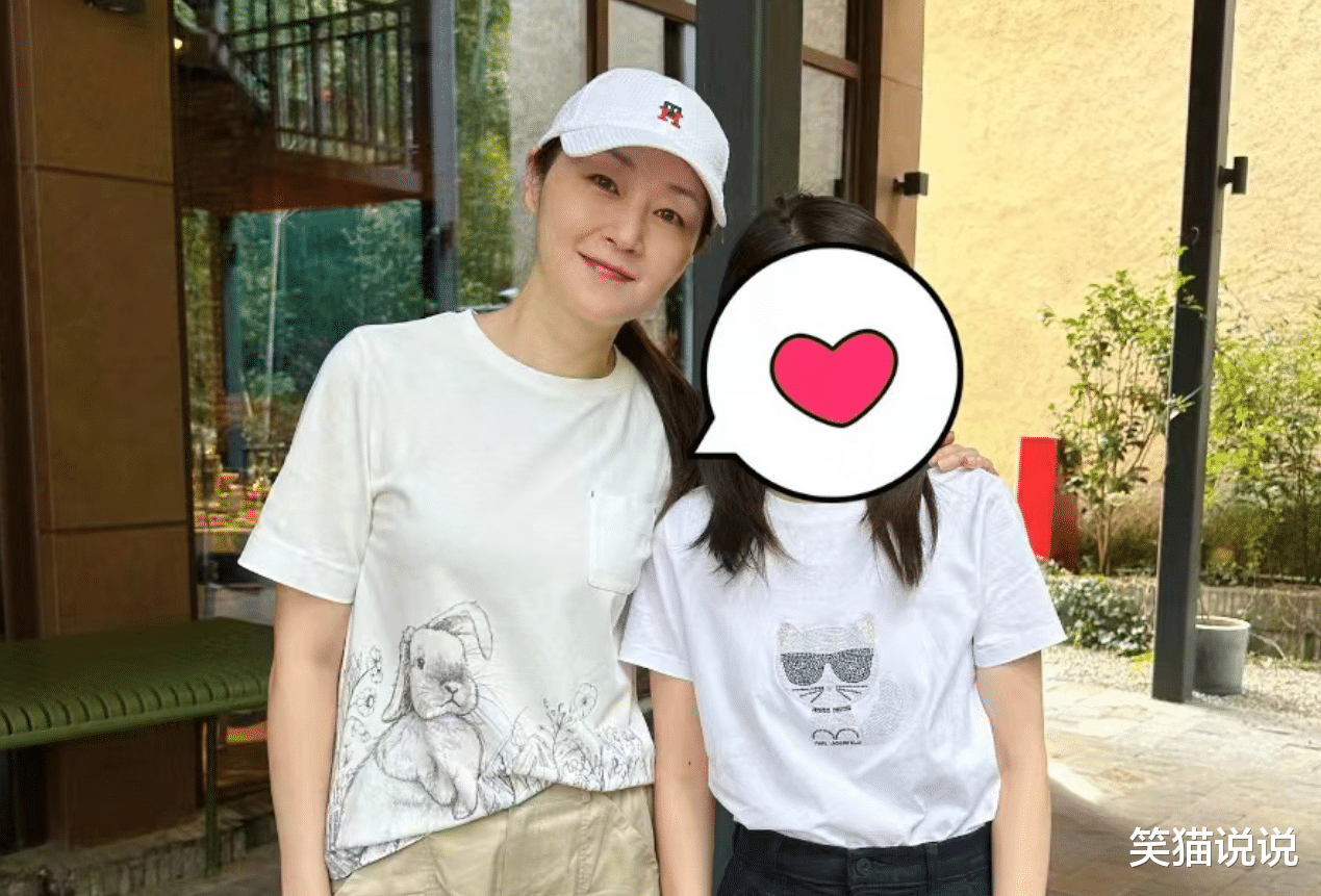 53岁万绮雯近态曝光：皮肤白净状况佳，气质拔尖获网友夸奖