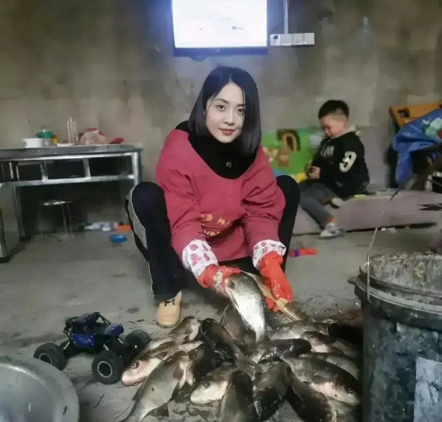 四川绵阳，一名女子离婚后，独自带着孩子回到娘家生活。一位媒婆前来说媒，表示愿意给