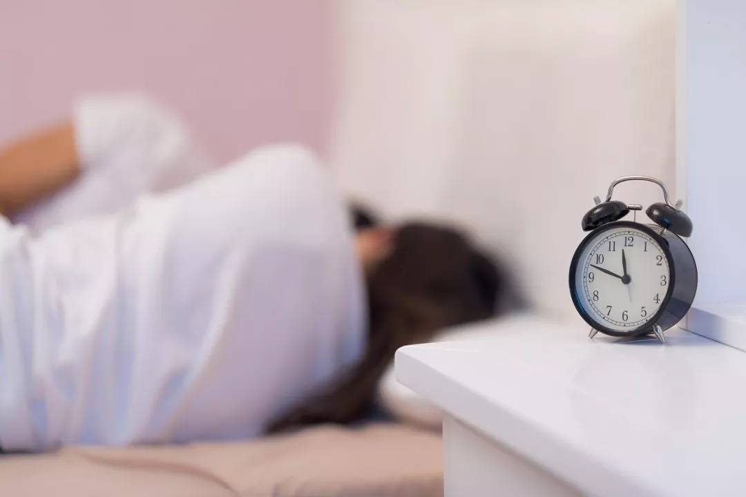 农村俗语“要想睡得轻松，切莫头朝西来脚朝东”，啥意思？有道理吗？
这是一句流传于