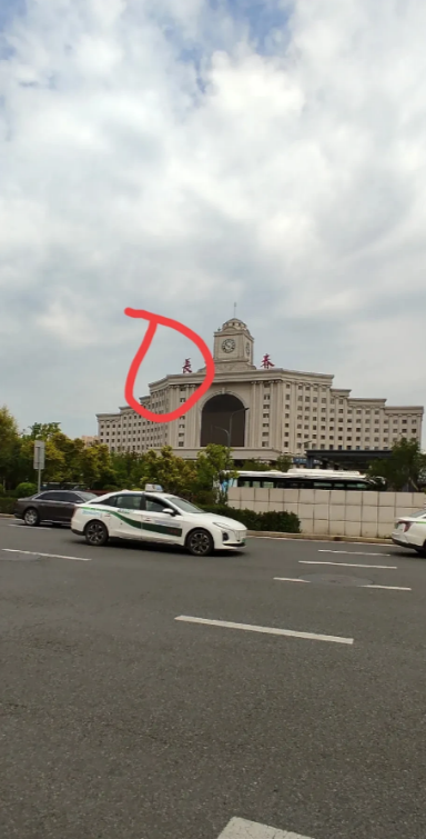 长春火车站候车室大楼的“长春”标识牌，这个“长”字是什么字体？看着怎么有些别扭，