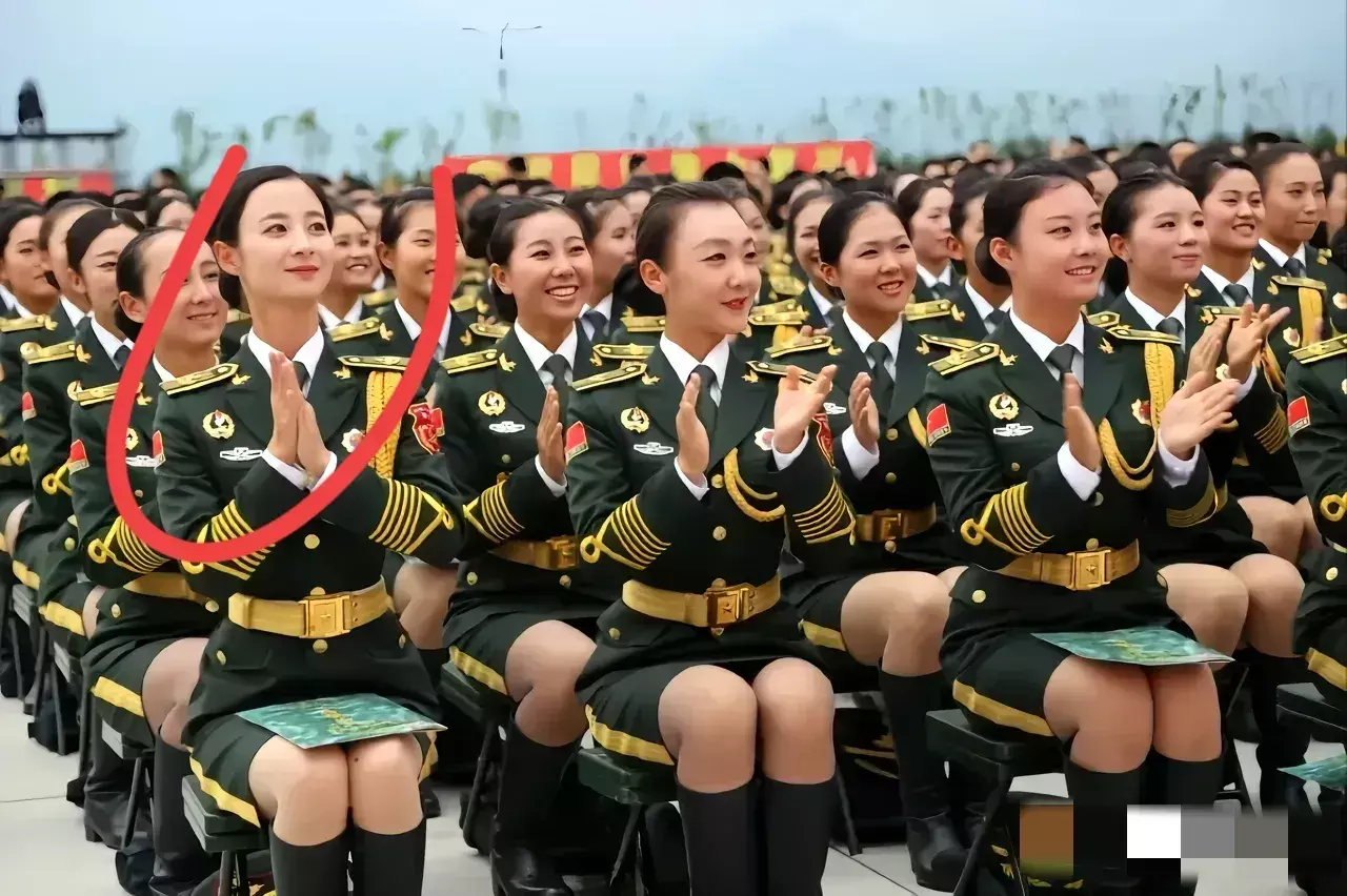 最美军中绿花，难怪坐在第一排，这颜值可以进娱乐圈了