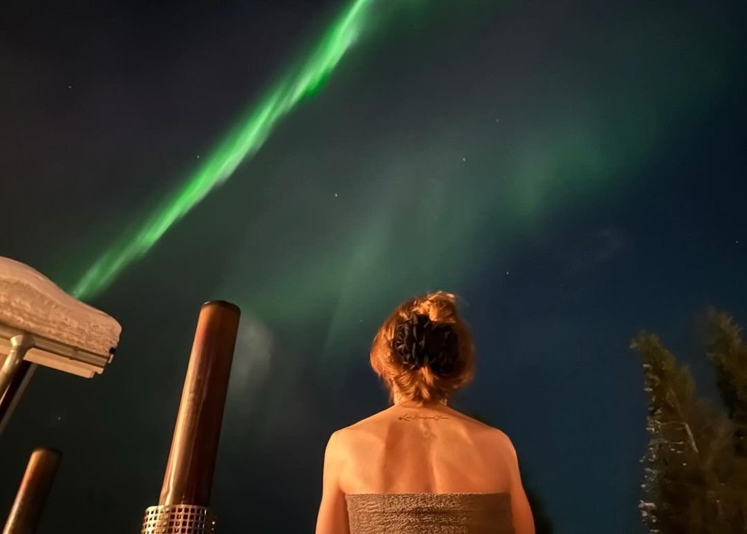 莉莉·柯林斯（Lily Collins）完成心愿清单里的最大心愿，到瑞典看了一场