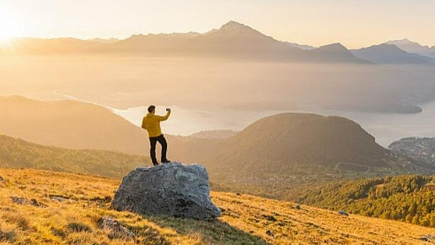 为了青梅的彩礼，我在工地断了小指，她却成了我的嫂子，后来，她疯了一样要回到我身边，我只嫌她脏