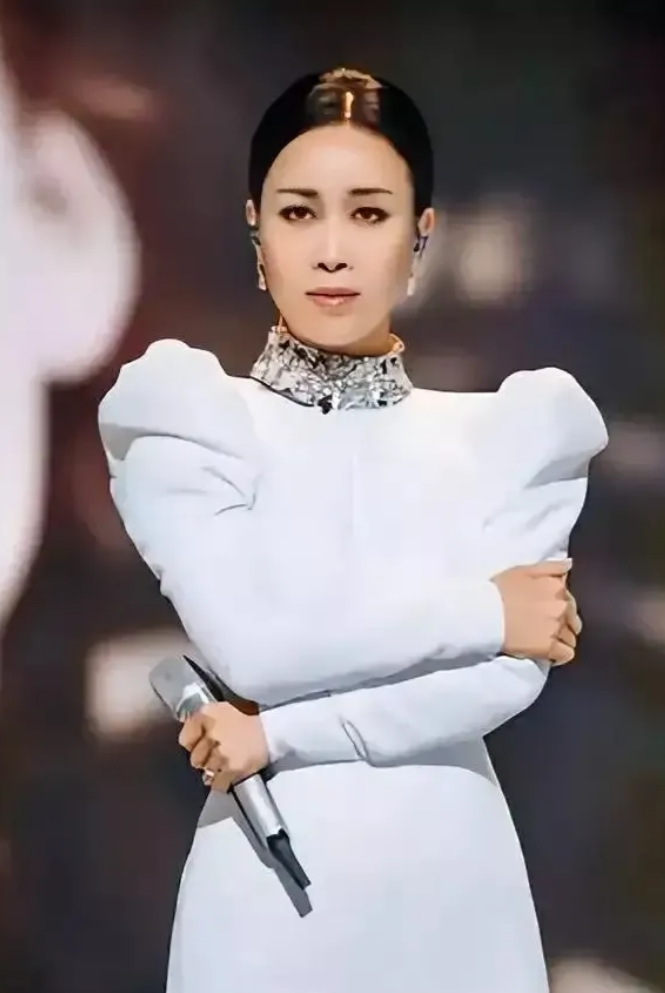 那英在澳门的演唱会遇到了意外的挑战。原本可容纳5000人的场地，竟然出现了令人惊