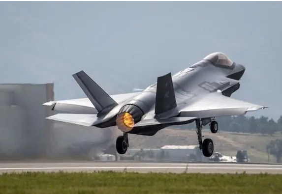 买得起修不起的F-35A战斗机。2022年1月4日，韩国空军一架F-35A战斗机
