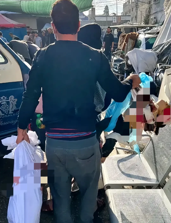 一个巴勒斯坦父亲，左手提着小女儿遗体还算完整右手大女儿遗体…
这位父亲手中的孩子