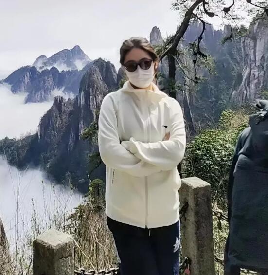 工资卡刚进账16000元，可是我一个月的工资才8000元，这时，公司领导打电话给