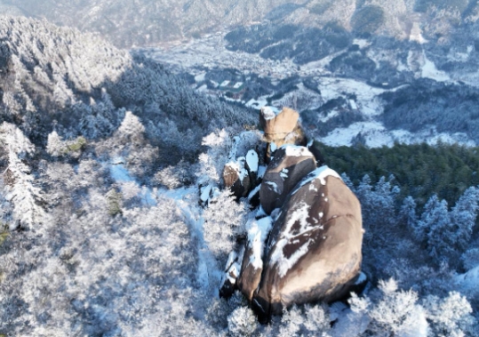 近日，安溪畲族乡佛儿岩雪色动人，吸引游客纷纷登山赏雪，一睹这难得的景色。