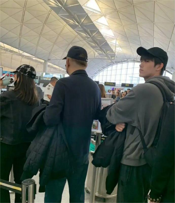 有网友偶遇陈凯歌、陈红带着两个儿子陈飞宇、陈雨昂一起去香港旅行，陈飞宇好帅啊！ 