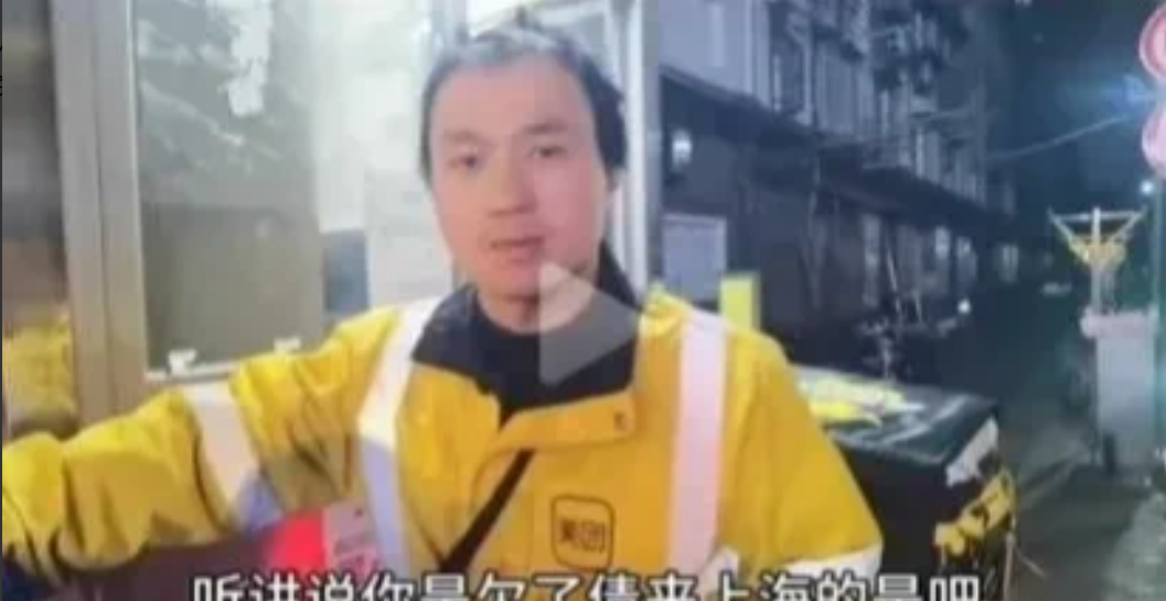 这家伙简直是个狠角色。年仅22岁，开了一家饭店，结果亏损80万。为了偿还债务，他