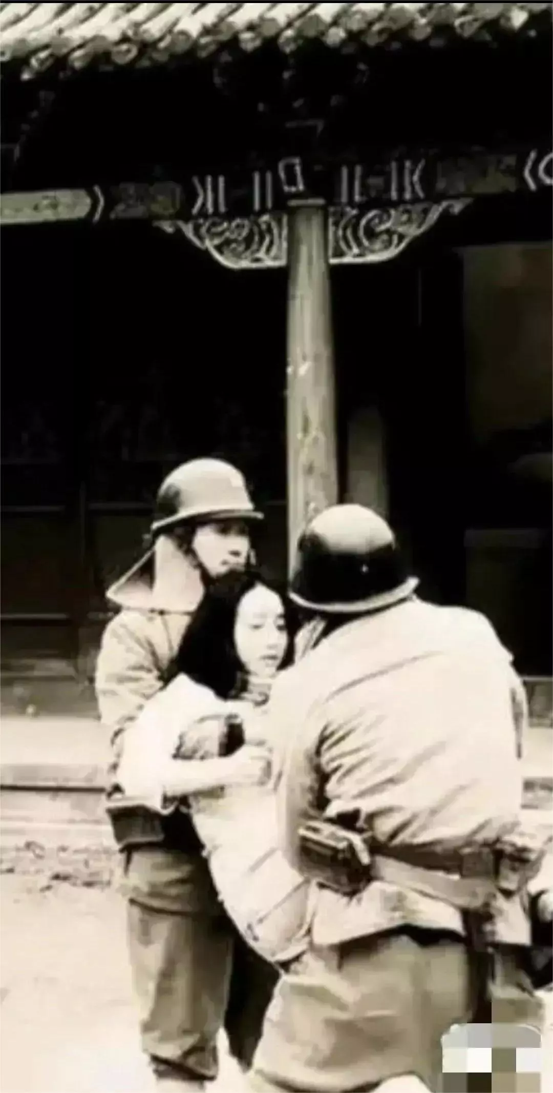 这张照片真实保留了日本鬼子凌辱我们同胞的一瞬间，这个女孩的命运可想而知，小日本犯