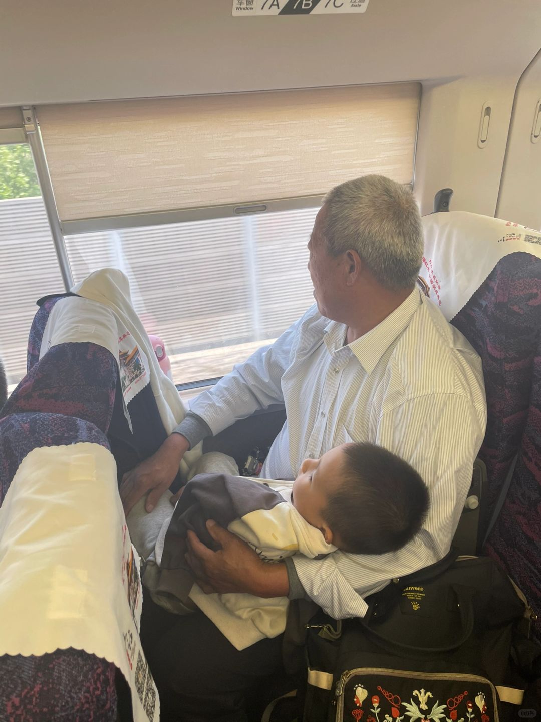 我其实是一种新型的啃老,啃老旅游
上篇带老父亲旅游的火了，评论区都夸我孝顺，
其