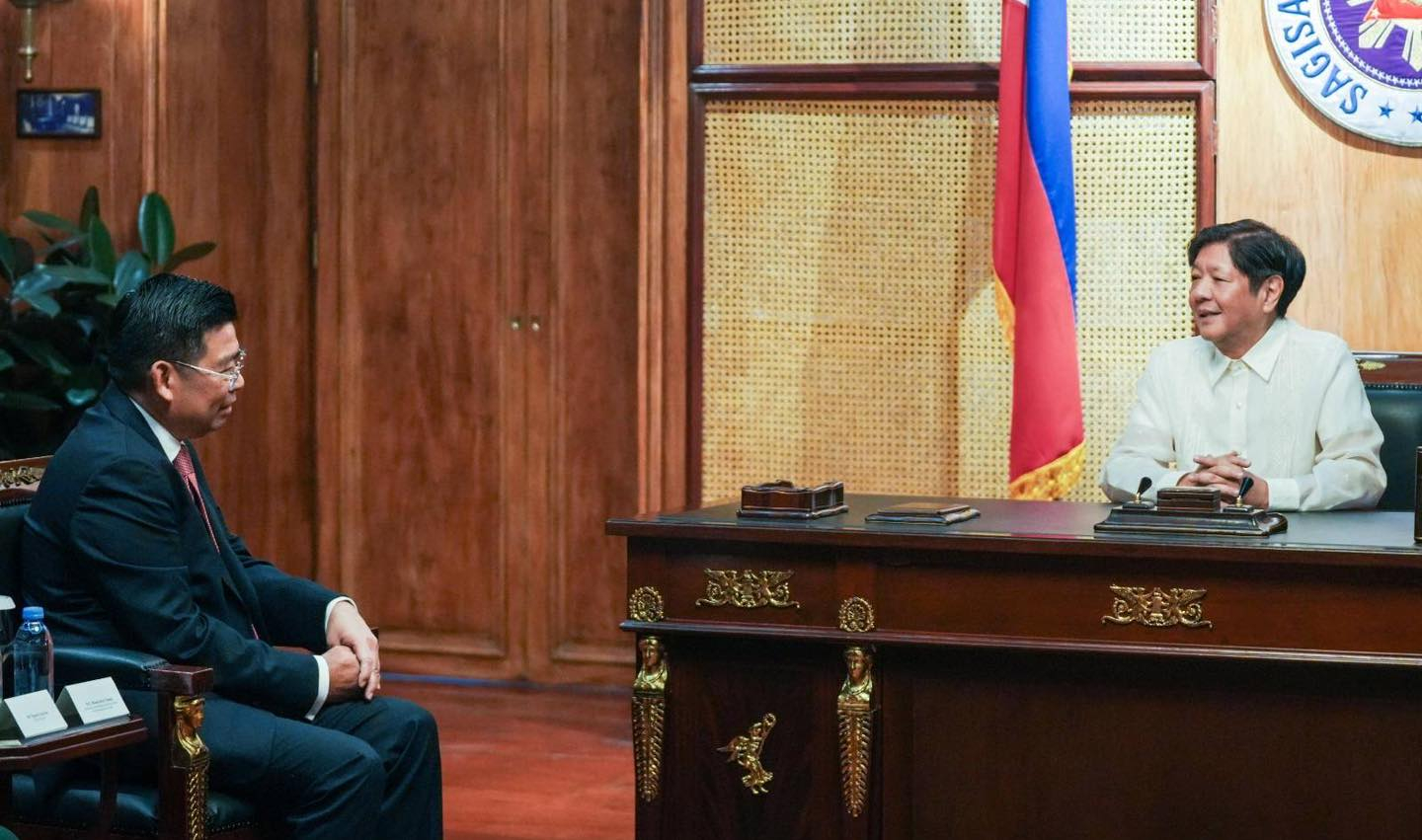 菲律宾蹬鼻子上脸，刚获美国撑腰，又和越南谈“南海主张”

近期仁爱礁补给风波发生