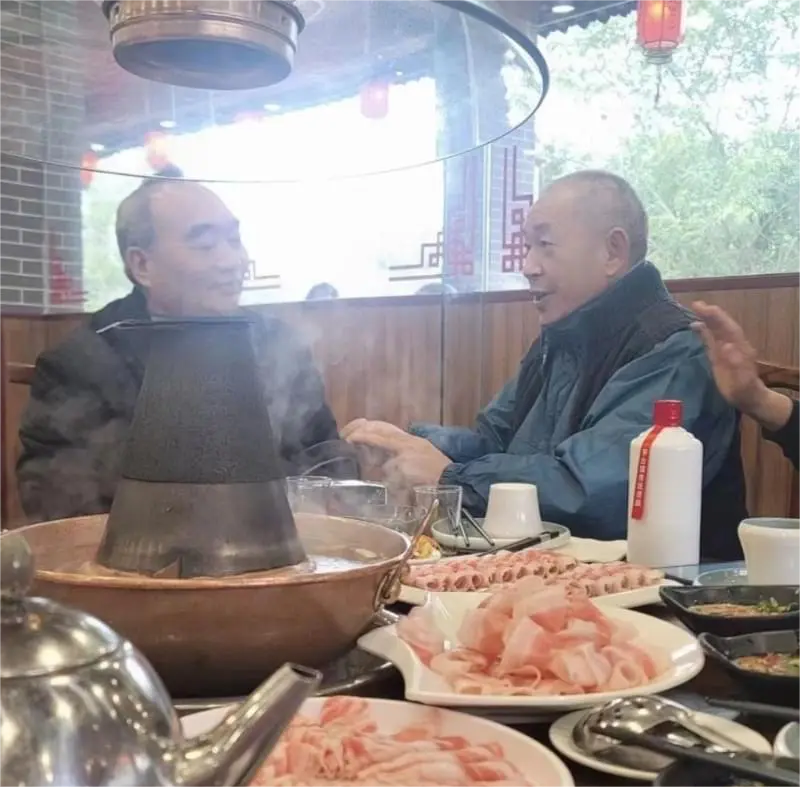 雷政富出来后，依然是一副大哥模样！！
举止投足之间，淡定自若，谈笑风生。