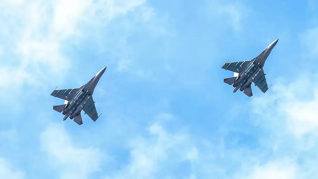 被誉为炸弹卡车的歼16现身公众视野，武器库疑似进行了升级，翼下挂载了高达10枚空