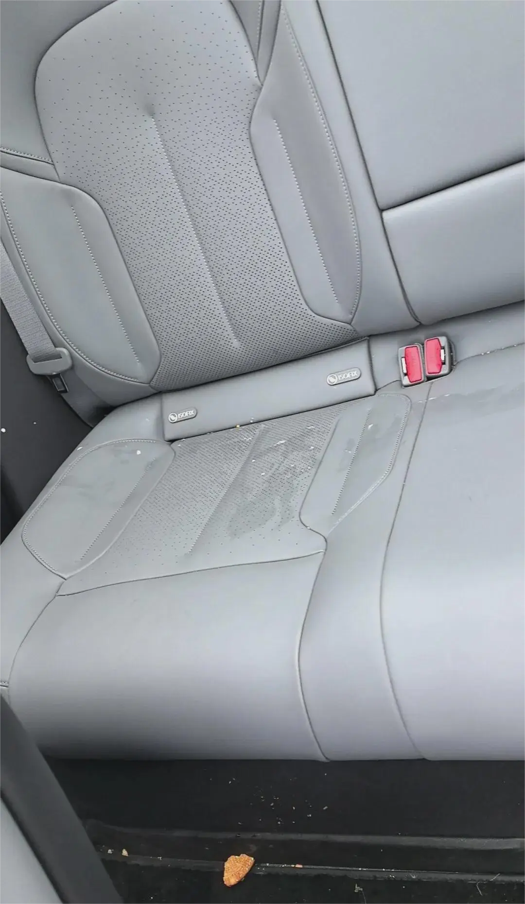 昨天从县城回村的路上，遇上发小和他儿子，顺便拉一路回村，到家了一看后座!以后穷人