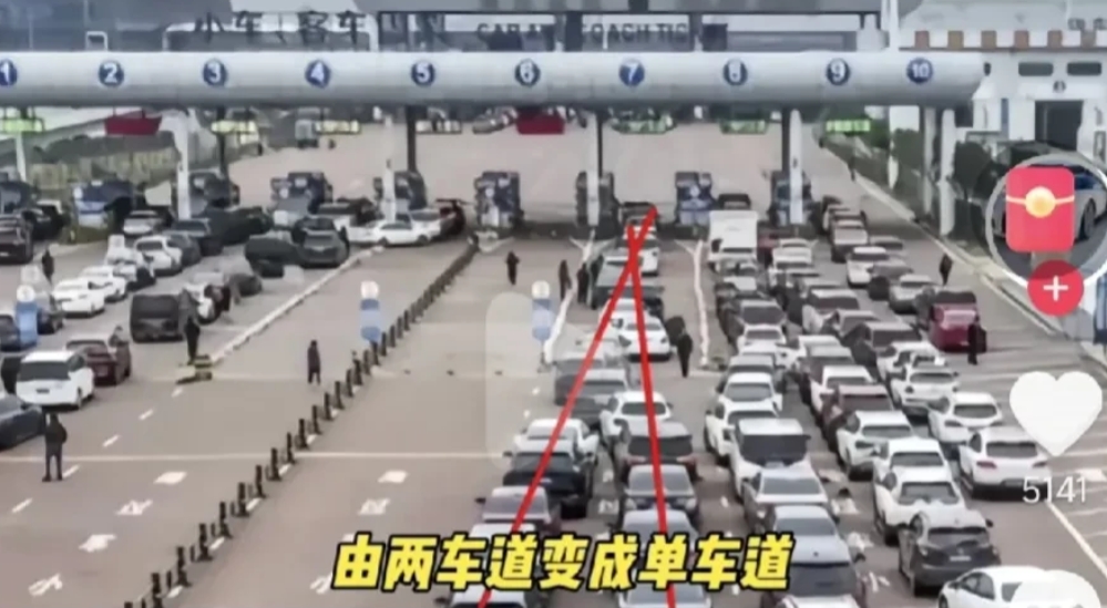 奔驰男砸车事件反转来了。
奔驰哥发布了自己车上的行车记录仪的视频，在由两车道变为