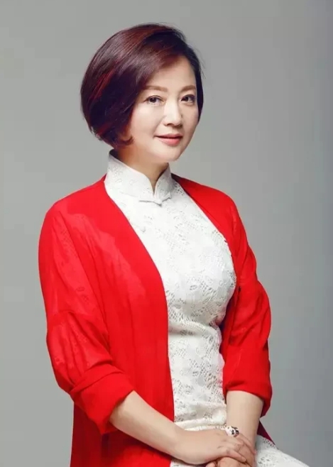 一位已经47岁的女士在一家小吃店用餐，服务员是一名20岁的小伙子，把餐端上来以后