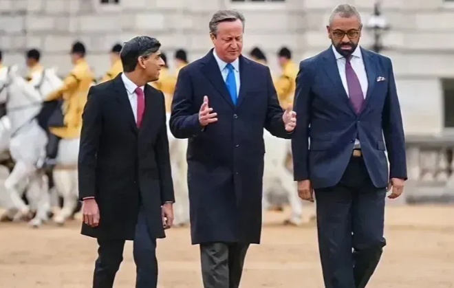 原来，10多年前卡梅伦担任英国首相时，英国的现任首相苏纳克i就已经在卡梅伦身边跑