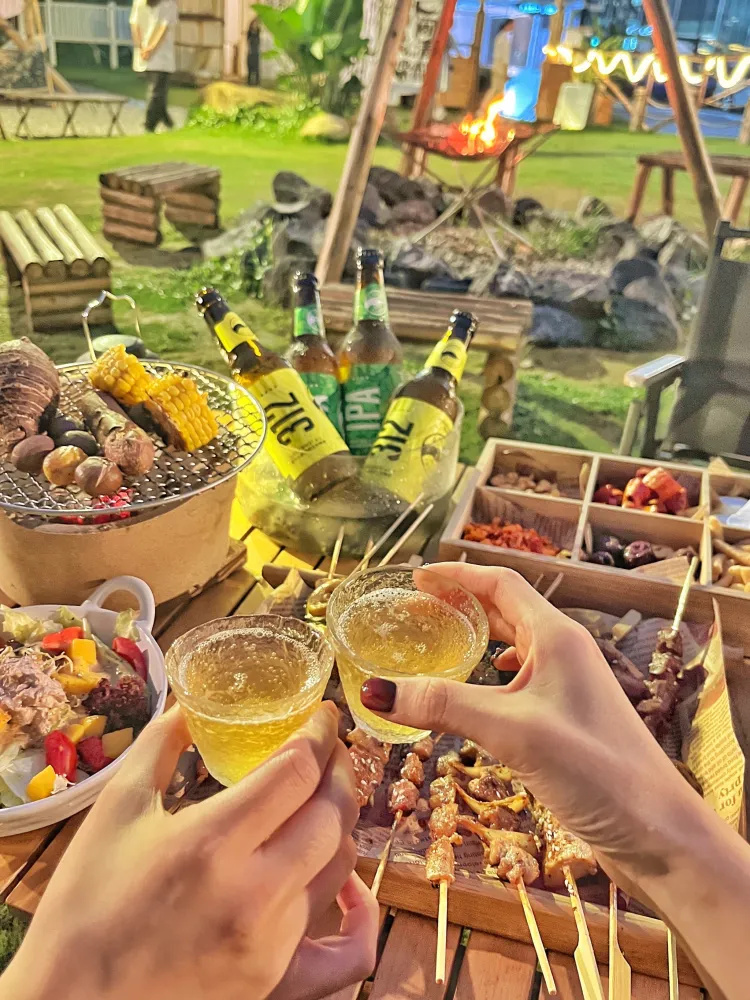 太舒服了吧❗️一家能吃烧鸟的户外露营地