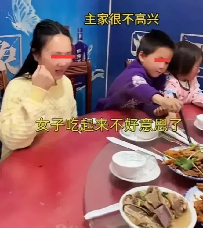 湖南，女子带孩子去吃席，上了200块钱的礼，带着五个孩子！

别的桌子坐不下，主