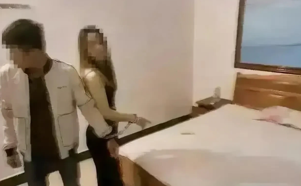 王某某，一名在上海工作的男子，因为一场嫖娼事件，生活发生了翻天覆地的变化。那天，
