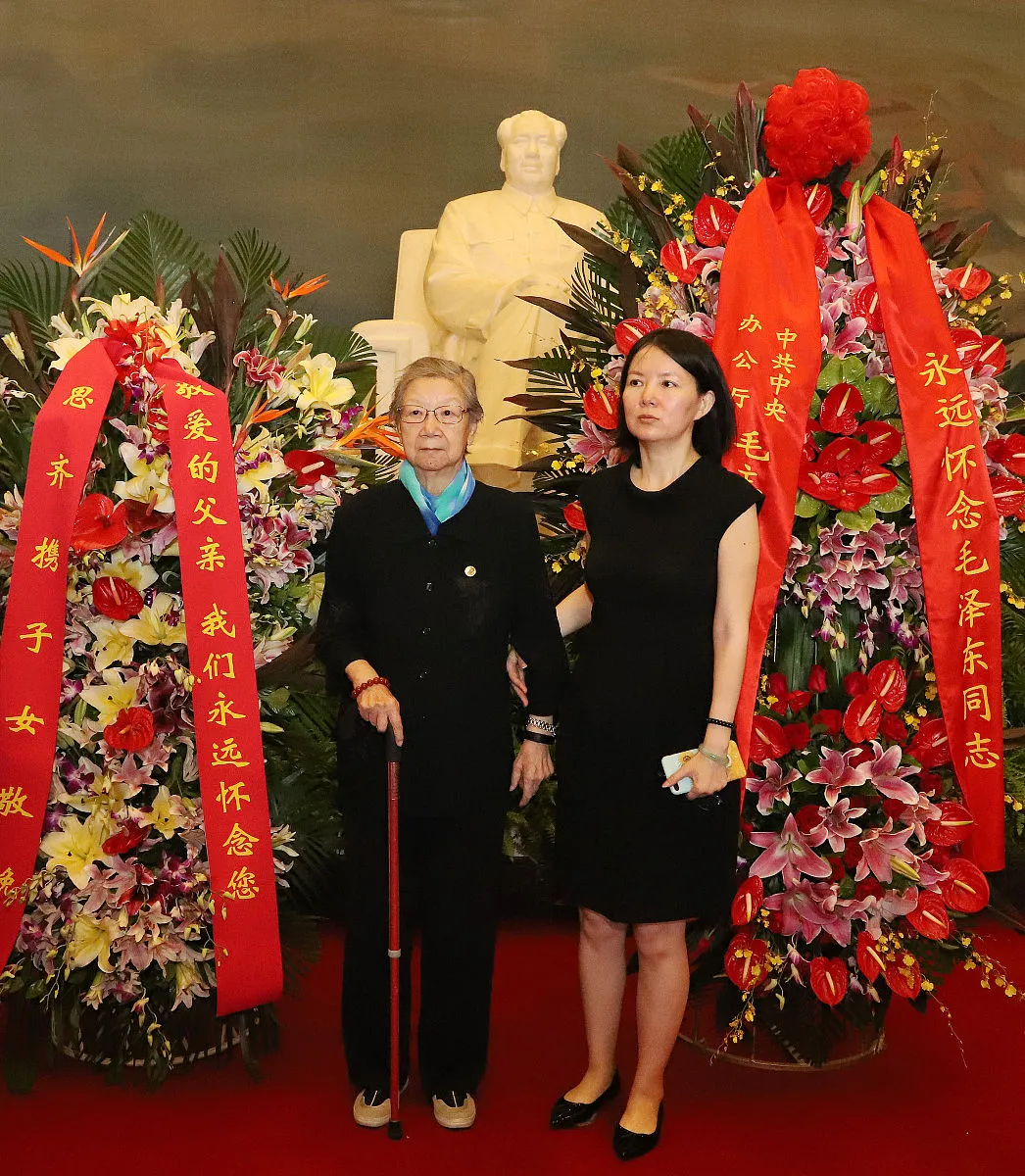 刘思齐和女儿瞻仰毛主席，注意看花圈上的称呼，敬爱的父亲。

刘思齐曾经是毛主席的