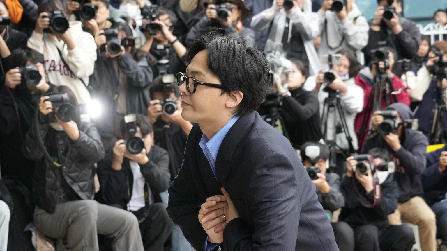 权志龙身陷吸毒风波后首现身，尿检结果呈阴性，撞脸余欢水