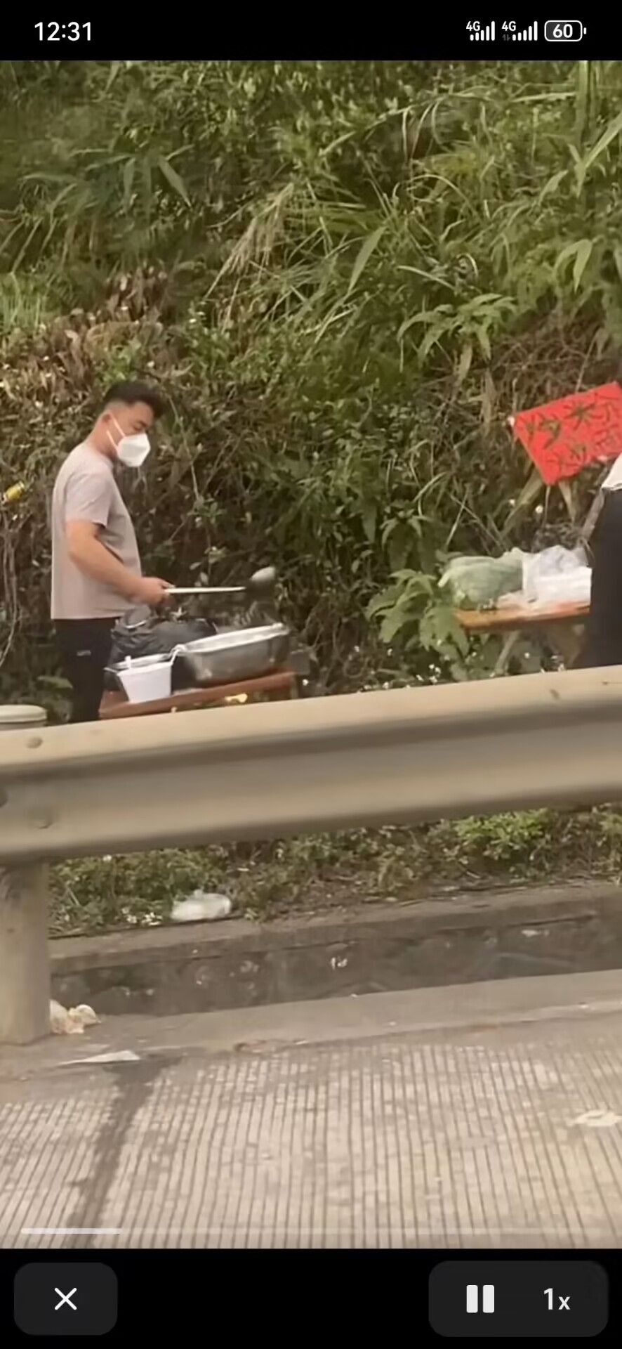 这小哥是个人才，不愧叫老6。
2月17日，广西梧州一高速堵车中，一位叫老6的小伙