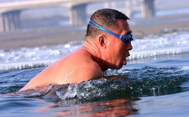 为什么冬泳时不会失温？

你以为的冬泳是不是大家跳入破冰水面，像游泳池里面一样酣