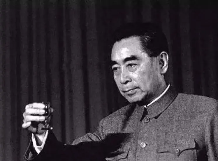 1971年，周总理突然得知，一外宾顺手牵羊将我们的国宝装进自己的包里，碍于情面，