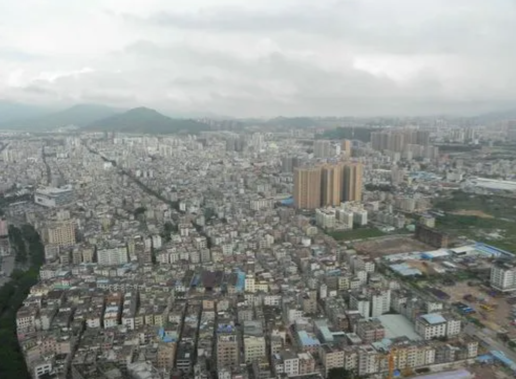 东莞的小产权房政府敢强拆吗？答案是不敢！因为全体业主会爬到楼顶，放下巨幅标语“人
