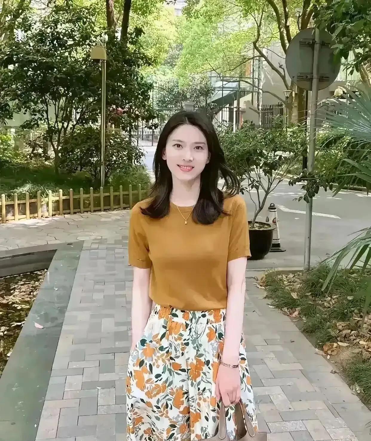 一位年轻美丽的女教师，在短短不到半年的时间就被提拔为学校教导副主任。然而，不到一