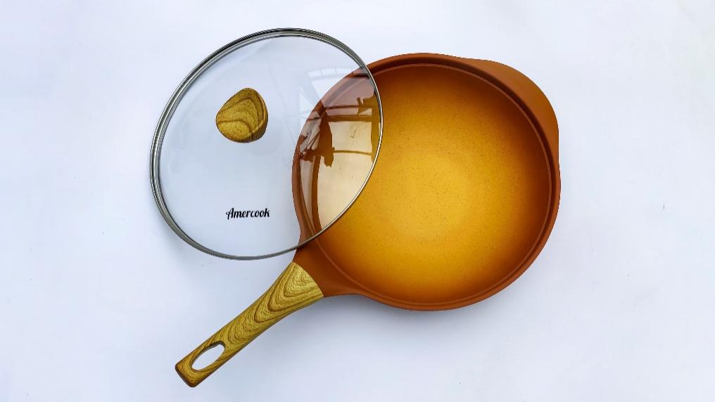 陶土不粘炒锅：轻油少烟