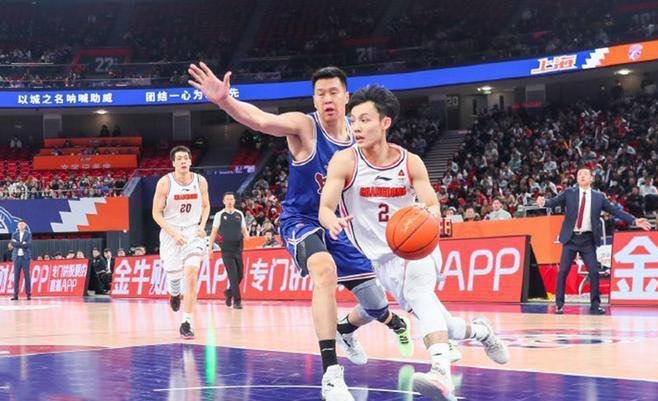 周琦受伤12小时，杜峰搬来救兵，广东男篮神兵天降，球迷盼到 周琦受伤12小时，杜